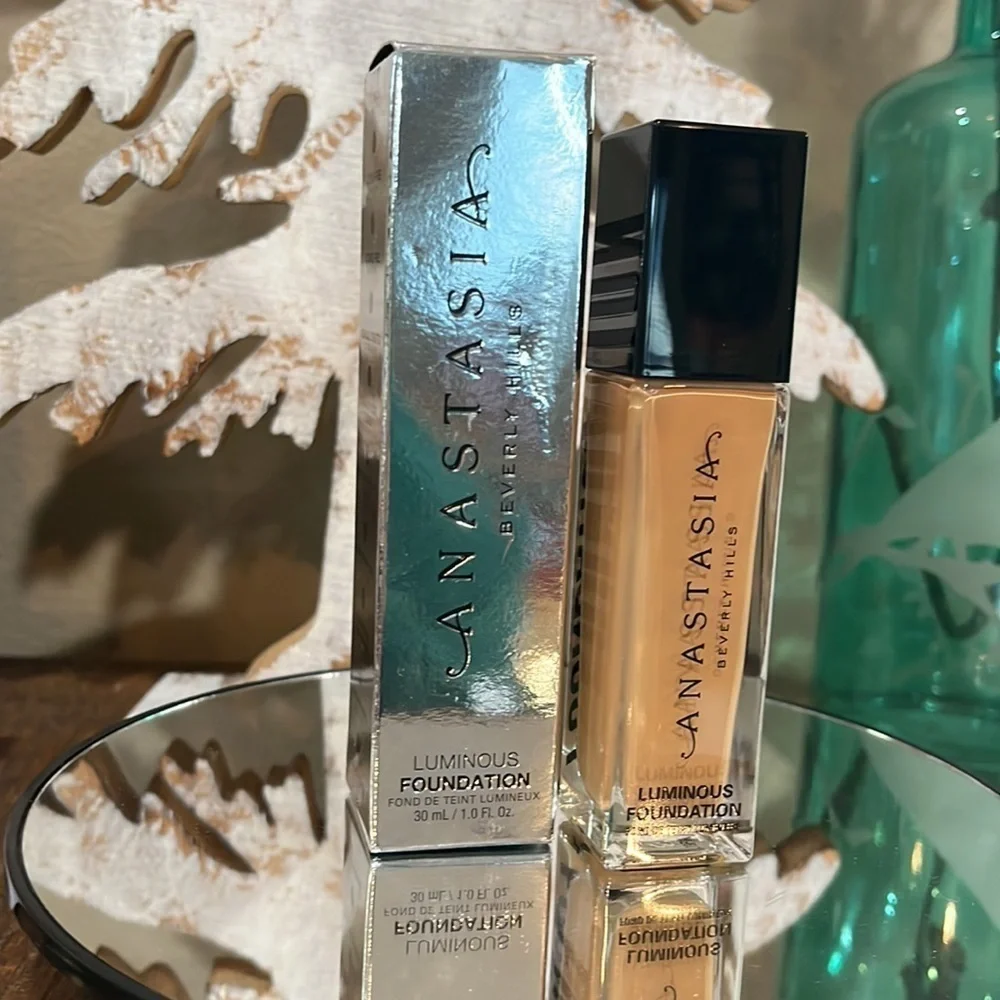 Anastasia Luminous Foundation in shade 365C, new!